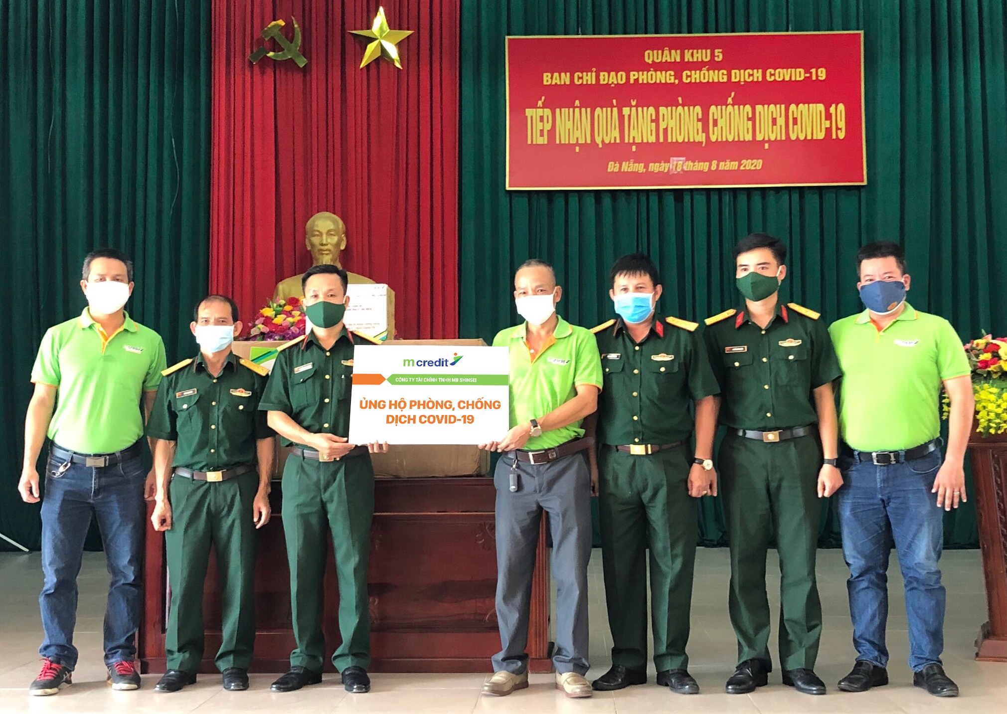 Trao quà phòng, chống dịch Covid-19 tặng Trường Quân sự Quân khu 5